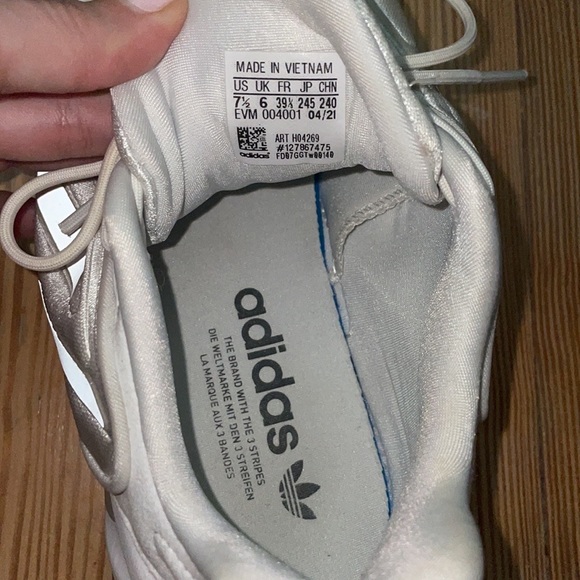 Adidas Ozelia Sneaker - Picture 9 of 11